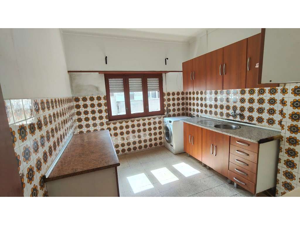 Apartamento T3 com 90 m² para remodelação total | Venteira - Grande imagem: 3/38