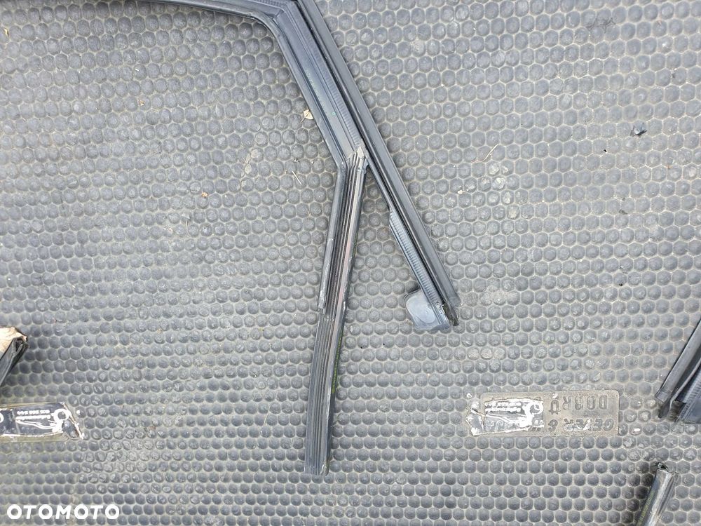 Ramka Uszczelka Szyby Drzwi Prowadnica Guma AUDI A4 B8 Sedan Kombi - 40