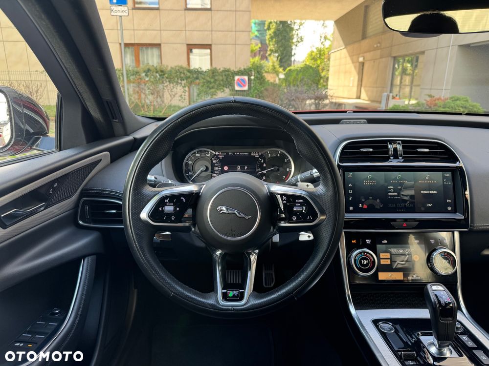 Jaguar XE 2.0 P250 R-Dynamic S - 13