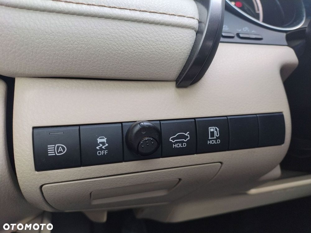Toyota Camry 2.5 Hybrid Comfort CVT - 25