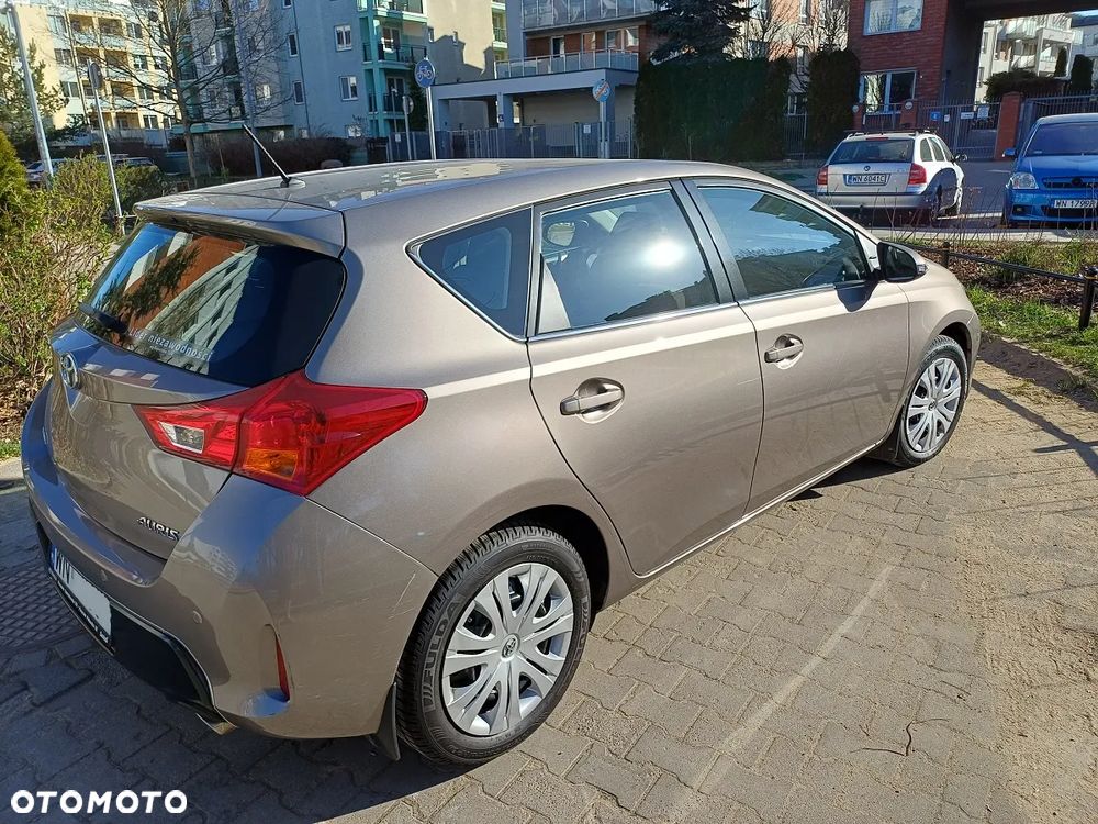 Toyota Auris 1.6 Premium + - 6