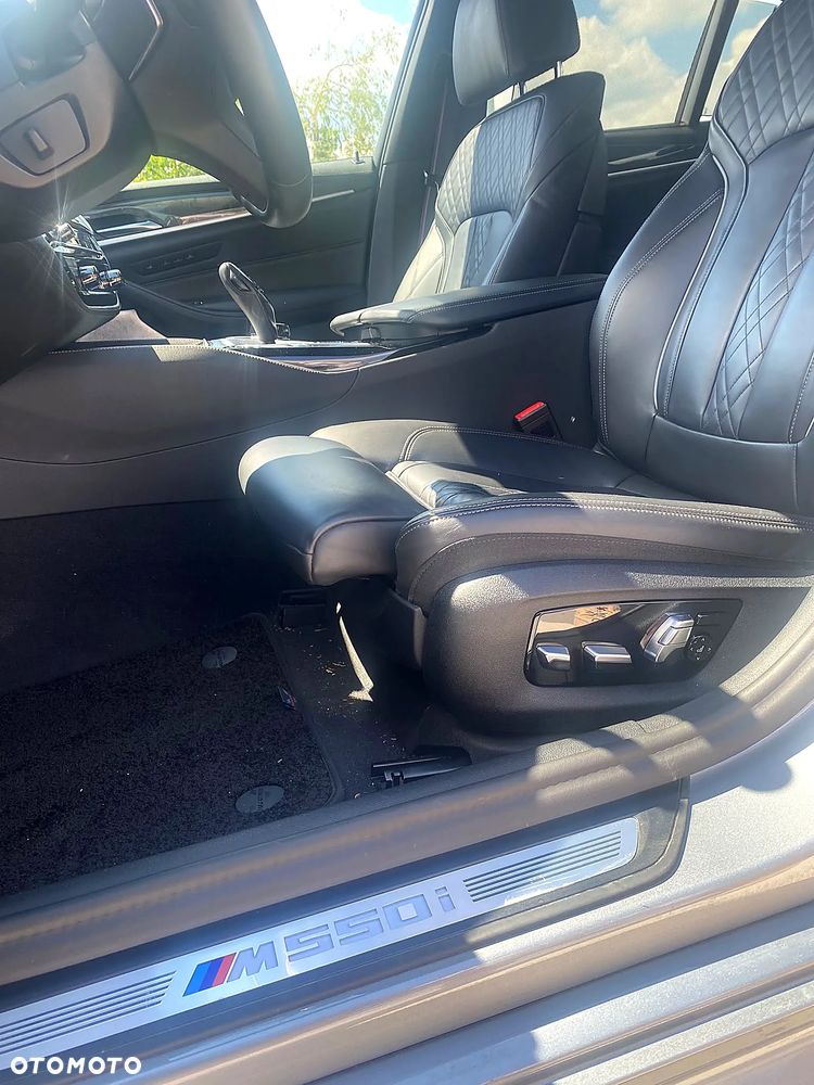 BMW Seria 5 M550i xDrive - 22