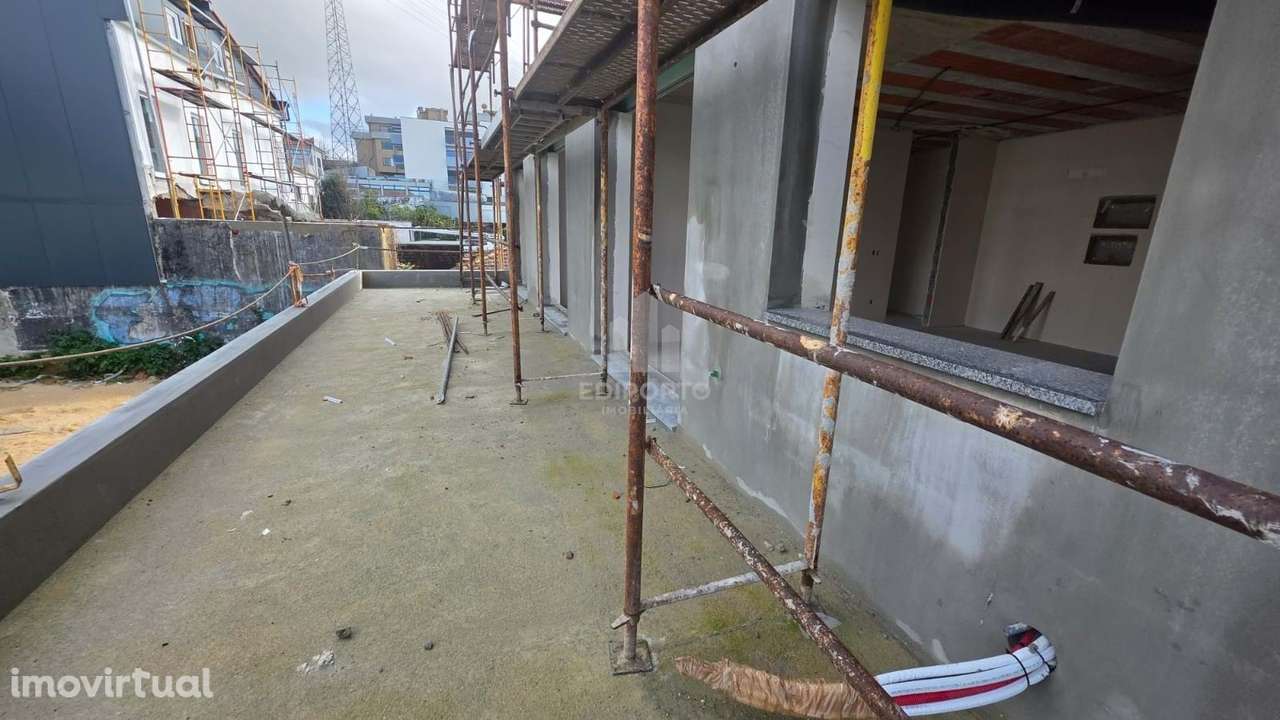 Apartamento T2 com terraço e garagem localizado a 5minutos a pé da Est - Grande imagem: 2/12