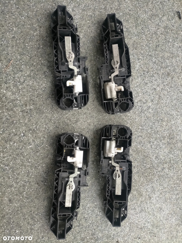 806060042R MOCOWANIE KLAMKI 80070032R podstawa klamki prawy tył LEWY tył prawy przód lewy przód  RENAULT Megane 3  III 806070033R