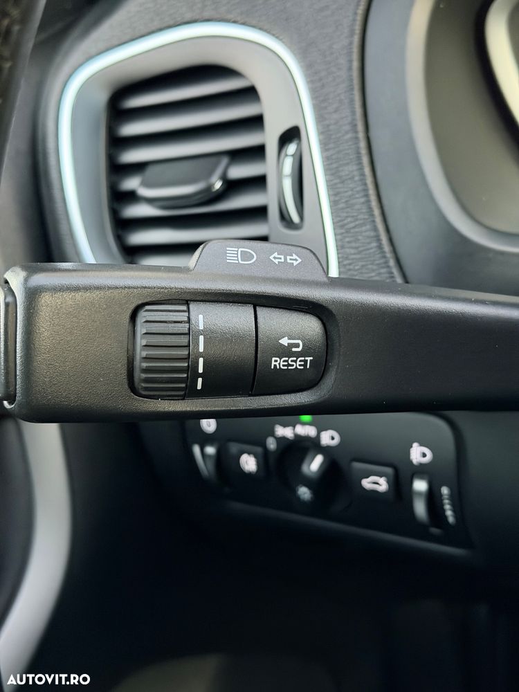 Volvo V40 D2 Kinetic - 28