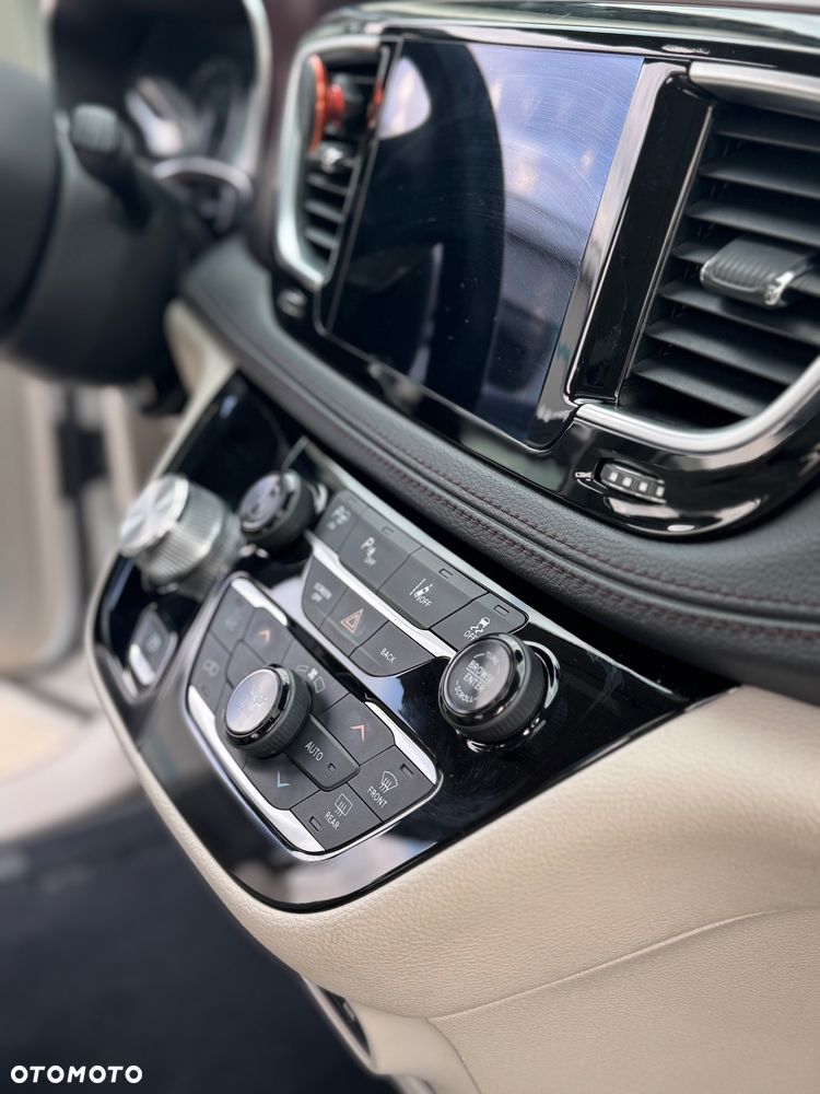 Chrysler Pacifica - 10