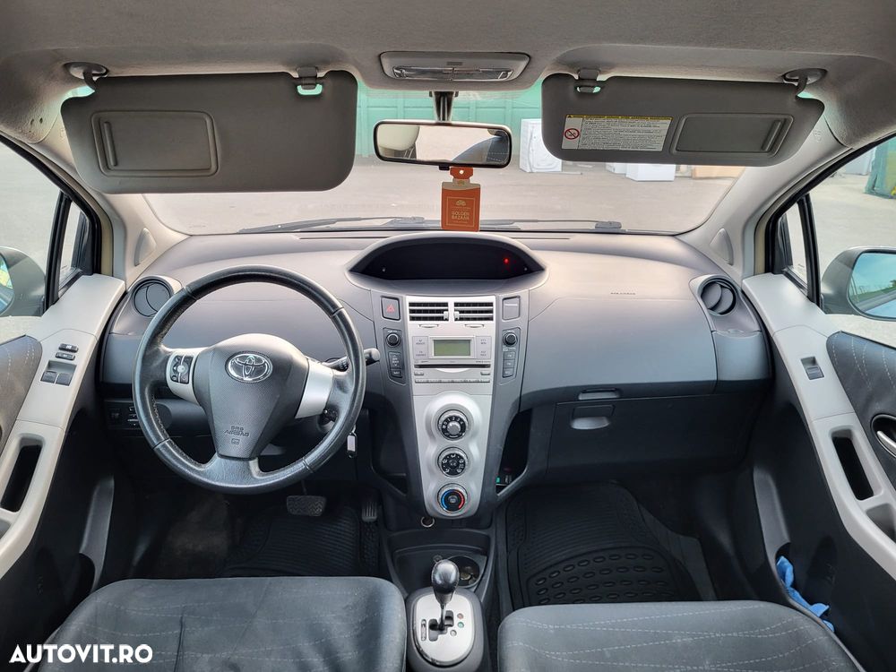 Toyota Yaris 1.3 Aut Luna - 4