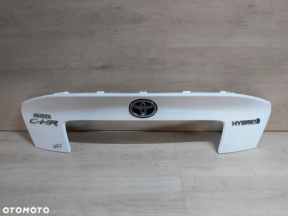 Toyota C-HR CHR spoiler blenda klapy tył listwa emblemat logo 76811-F4010 - 1