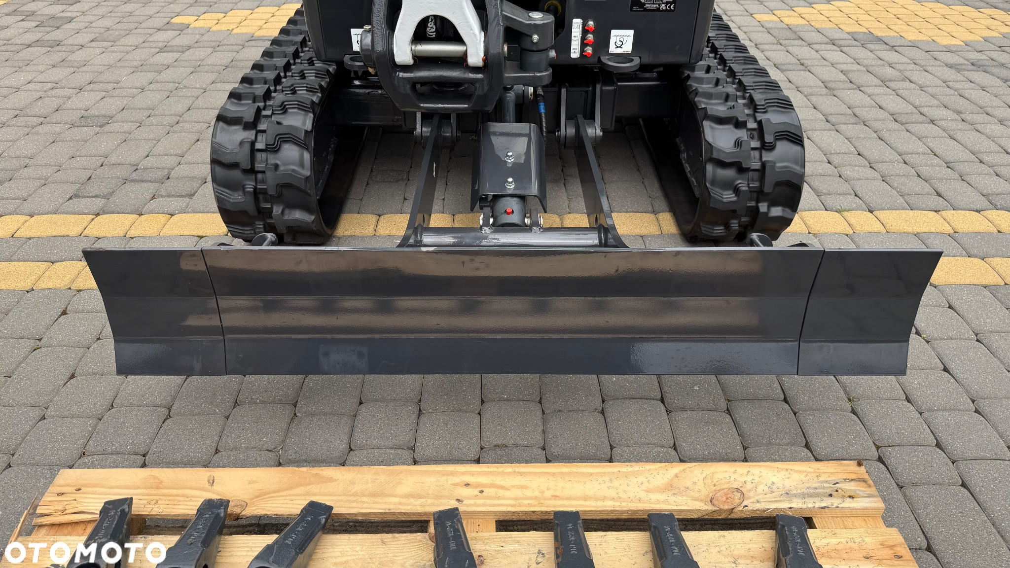 Bobcat E19 / rok 2024 / liczba godzin 4 / kupiona u dealera w Polsce / stan NOWA / komplet 3 łyżek / skarpówka hydrauliczna / - 9