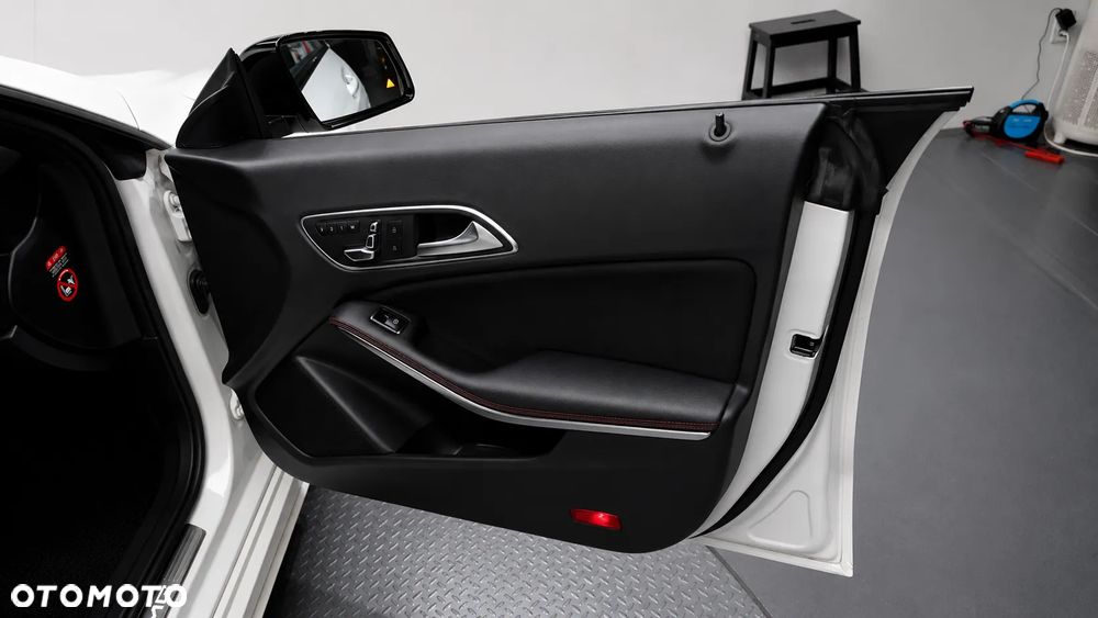 Mercedes-Benz CLA 250 4-Matic AMG Line - 25