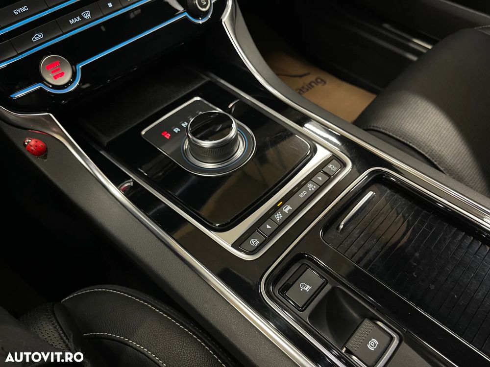 Jaguar XF 20d AWD Aut. Chequered Flag - 26