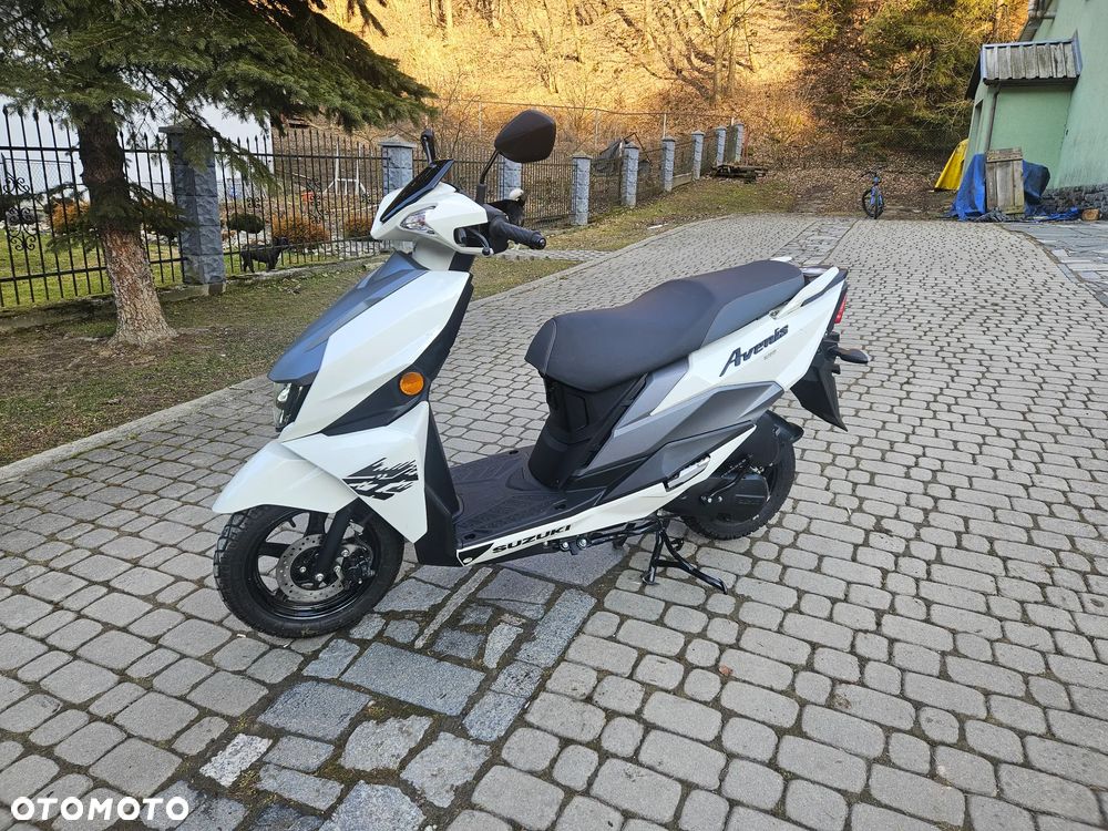 Suzuki Avenis - 1