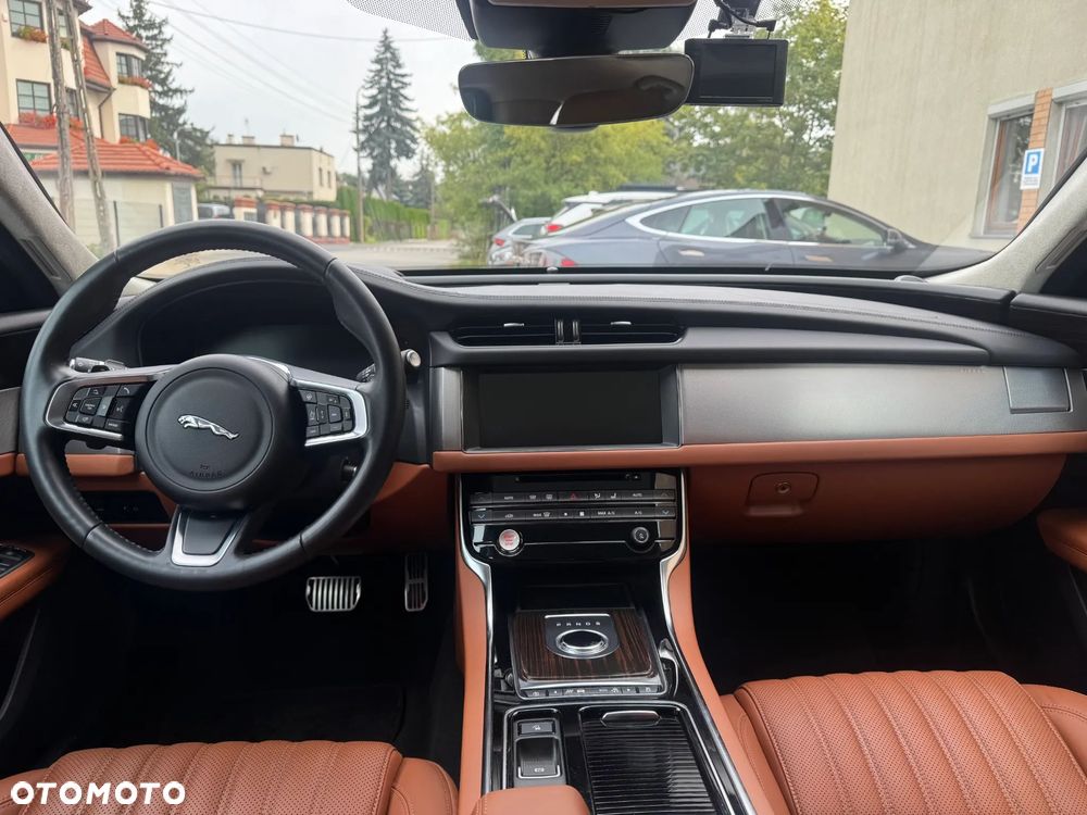 Jaguar XF 25t Portfolio - 11