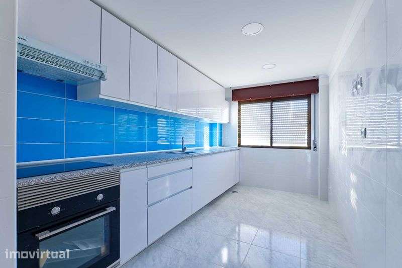 Amadora T2  - 1º Andar com garagem ( BOX) totalmente renovado - Grande imagem: 2/12