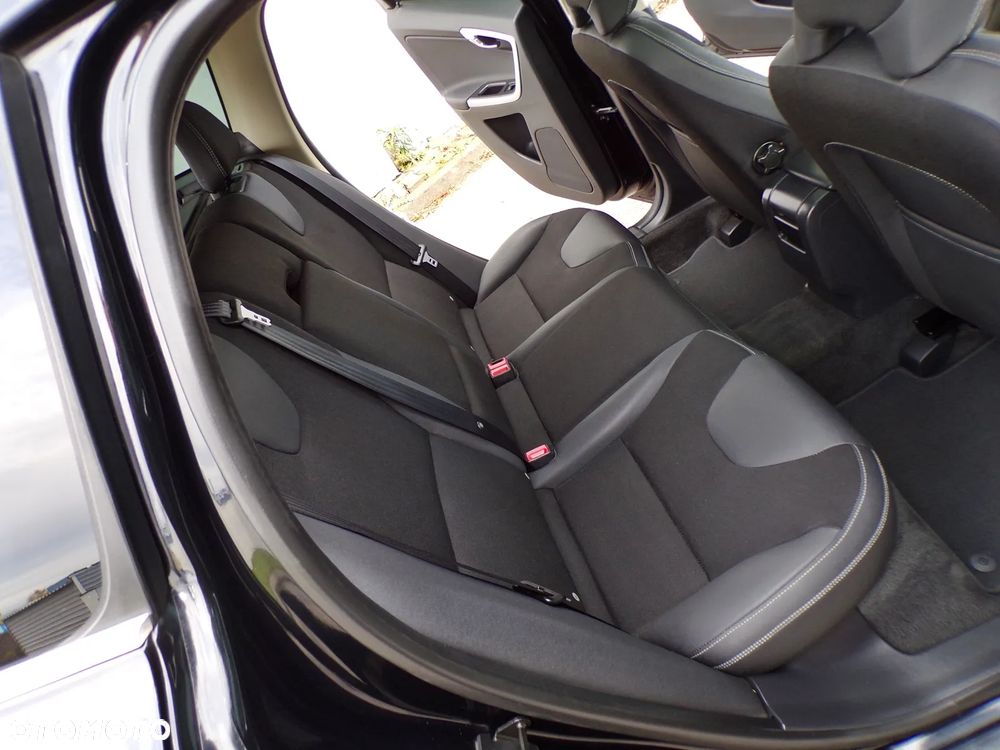 Volvo XC 60 D5 AWD Momentum - 25
