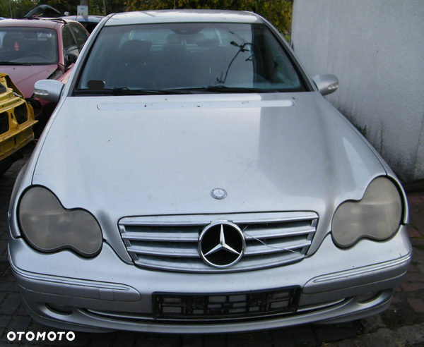 Mercedes- Benz C 220 (2002r.) 2.2 CDI [105 KW/142 KM]. Cały na części
