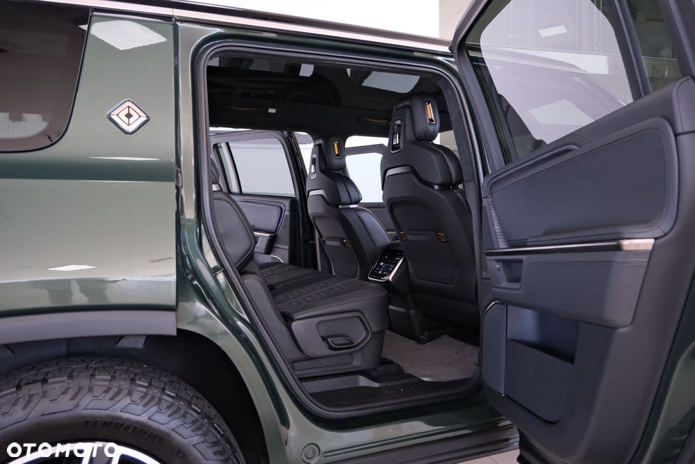 Rivian R1S - 32