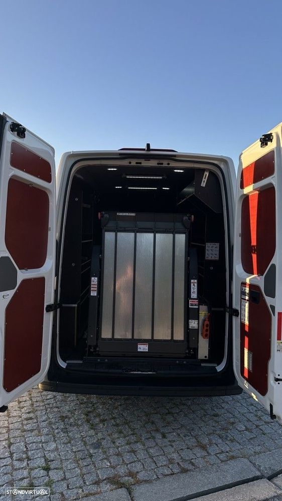 VW Crafter 35 2.0 TDi 140 Medio Tecto Baixo BlueMotion - 17