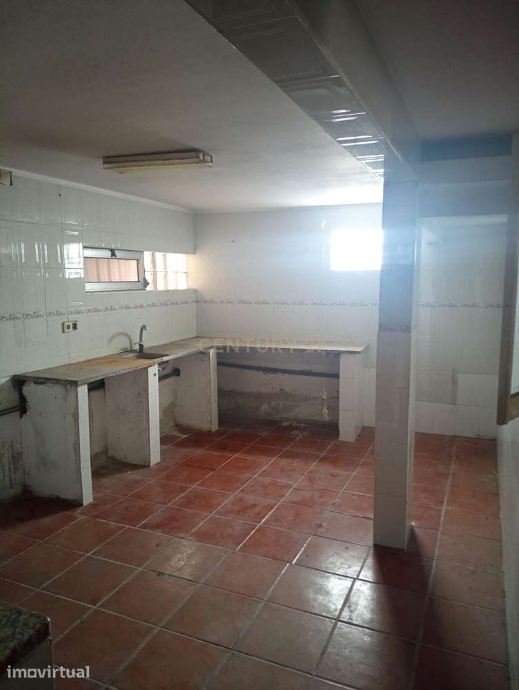 Moradia T3 para recuperação em Moita ,Marinha Grande - Grande imagem: 3/11