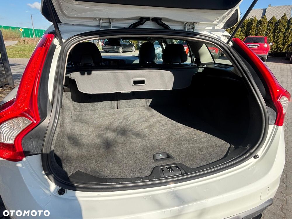 Volvo V60 D3 R-Design - 37