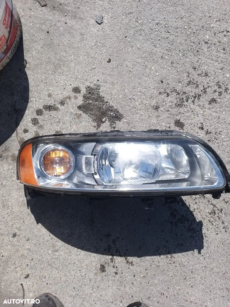 Far Xenon Dreapta pentru Volvo V70 XC70 din 2006 - 2