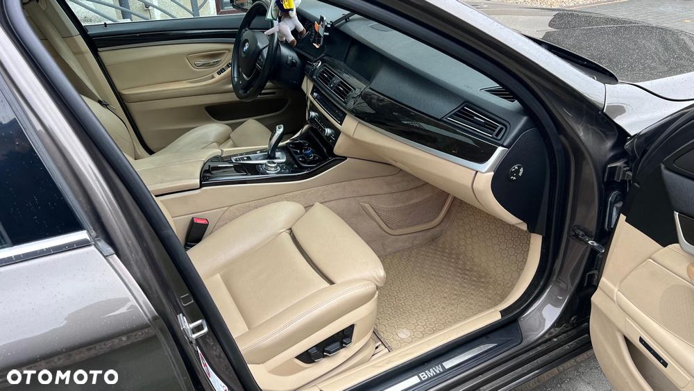 BMW Seria 5 525d xDrive - 23