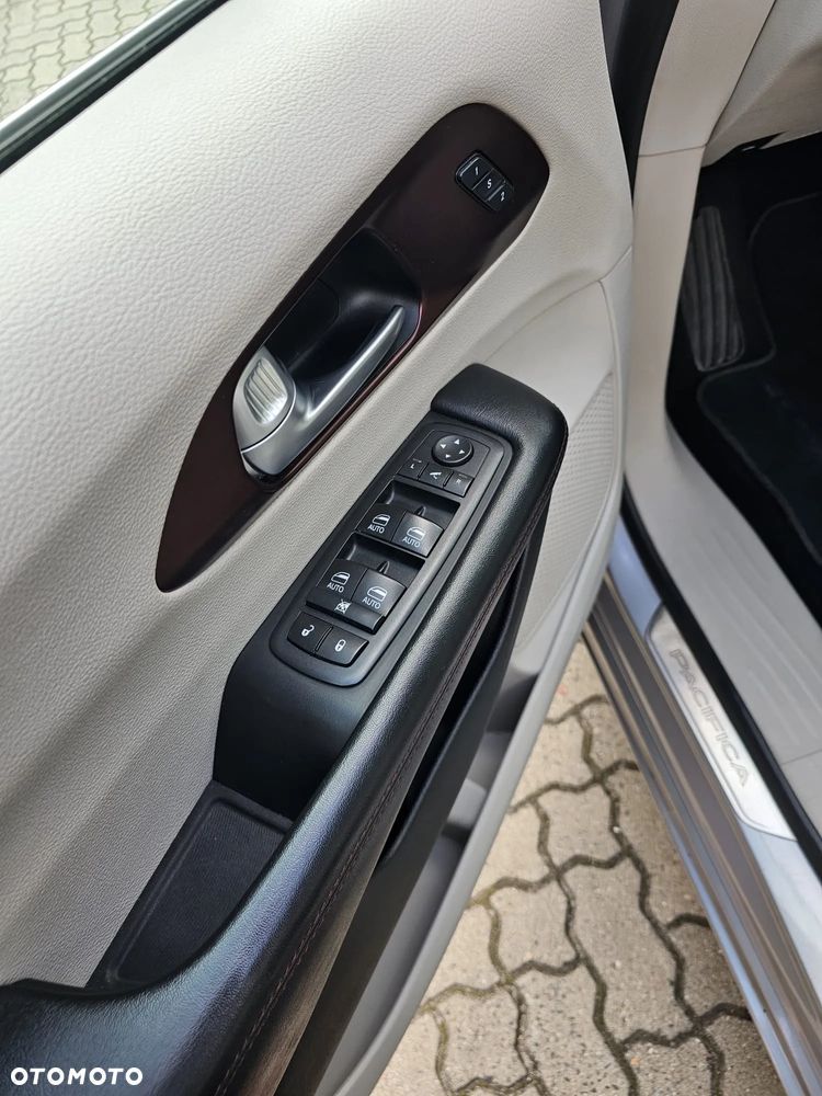 Chrysler Pacifica - 38