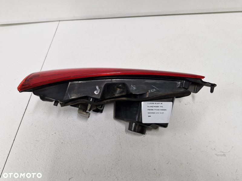 NISSAN QASHQAI 2 II J11 LAMPA PRAWY TYŁ PRAWA TYLNA W KLAPĘ - 2