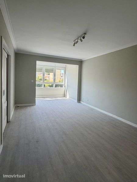 T3 Remodelado com Garagem | Metro de Alfornelos - Grande imagem: 4/12