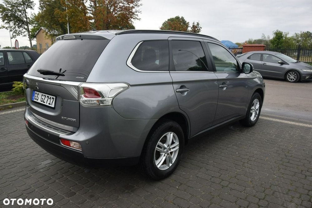 Mitsubishi Outlander 2.0 4WD Invite - 12