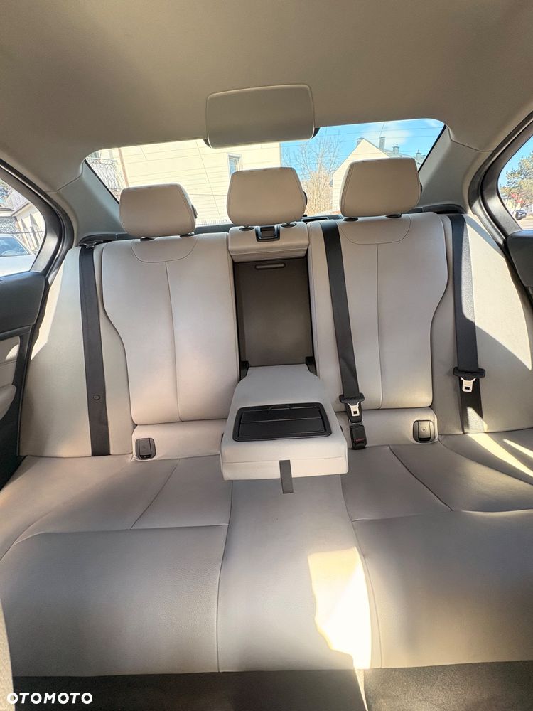 BMW Seria 3 328i Sport Line - 38