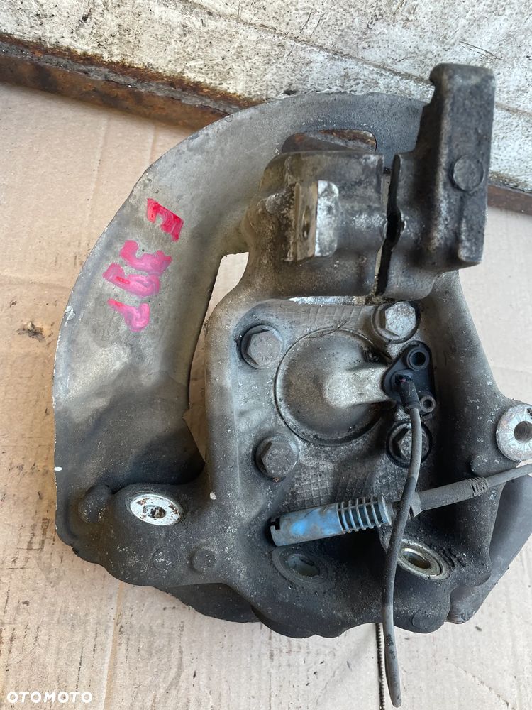 zwrotnica piasta prawa przód bmw e39 z tulejkami - 2