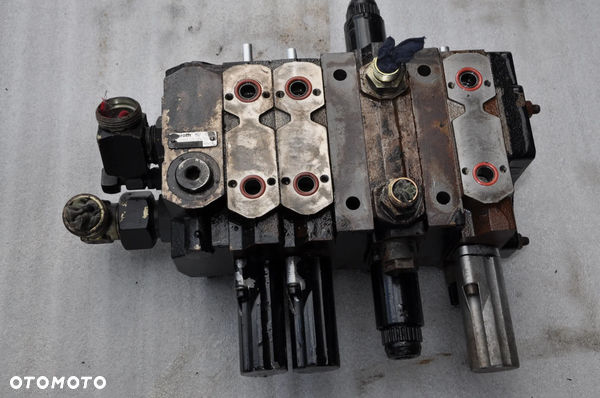 ROZDZIELACZ HYDRAULICZNY MASSEY FERGUSON 7480 6480 6485  NR MNR1525503769