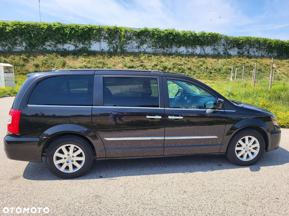 Chrysler Town & Country - 1
