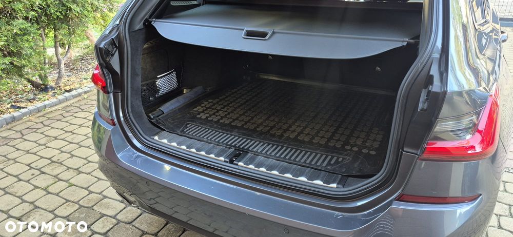 BMW Seria 3 330d xDrive - 29