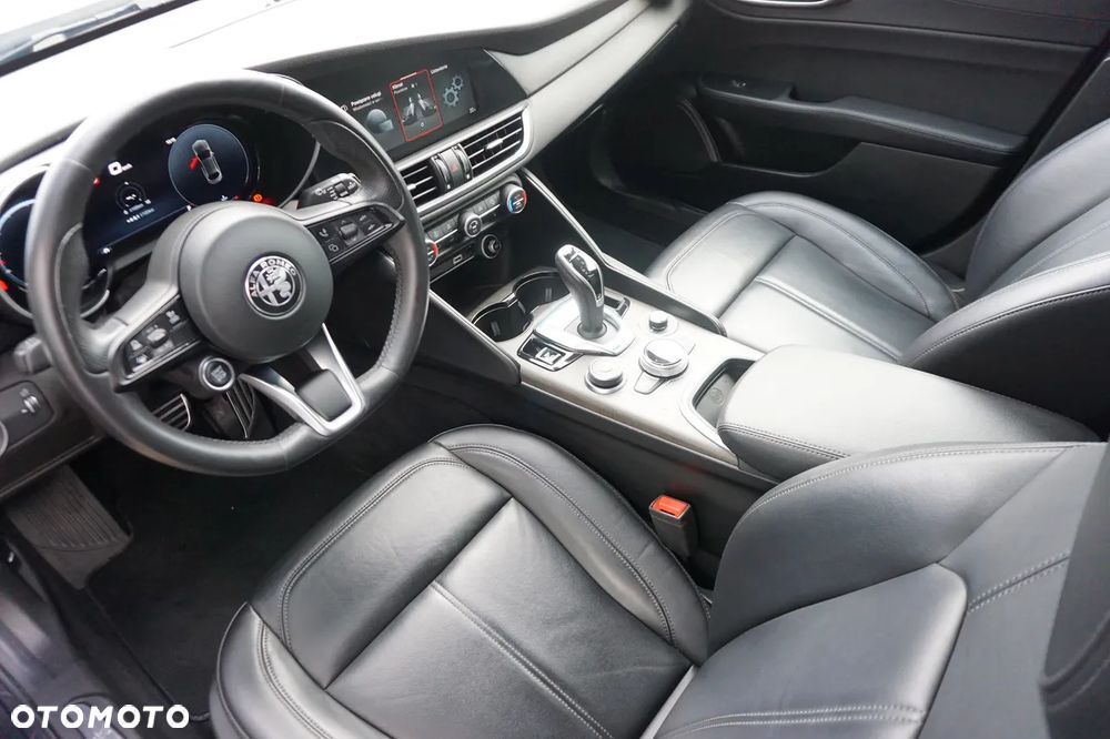 Alfa Romeo Giulia 2.0 Turbo 16V AT8-Q4 Ti - 28