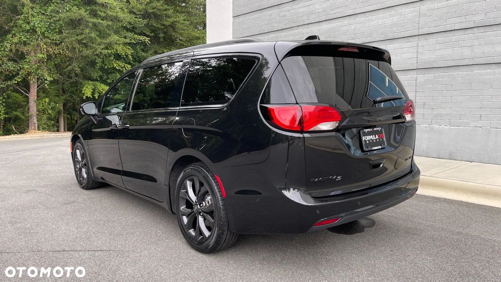 Chrysler Pacifica - 4