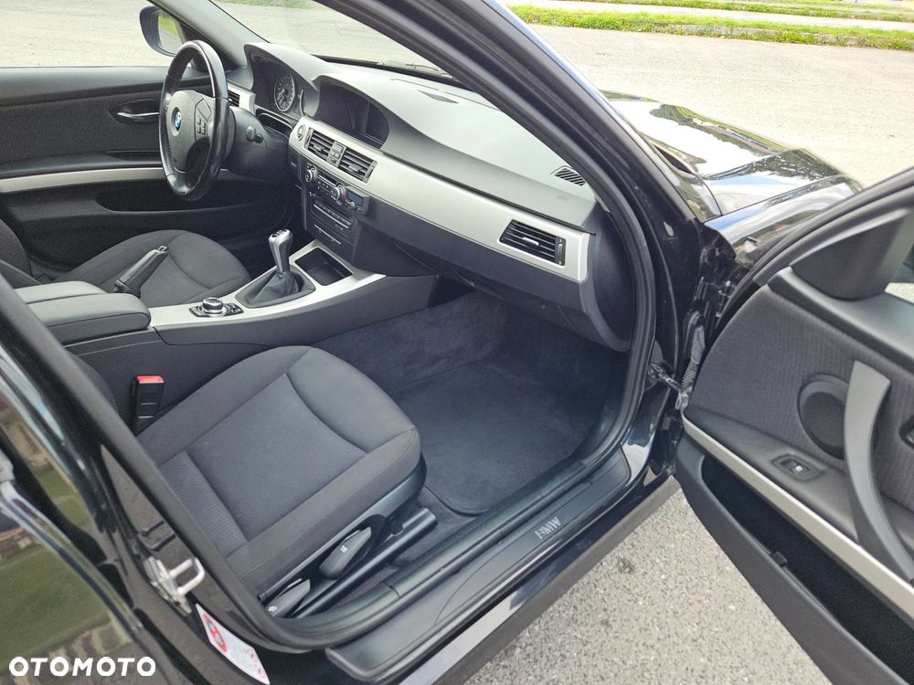 BMW Seria 3 318d Touring - 13