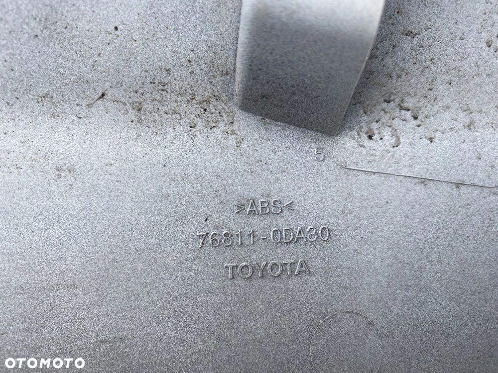 BLENDA LISTWA NA TYLNA KLAPĘ TOYOTA YARIS III LIFT 17- 76811-0DA30 - 3