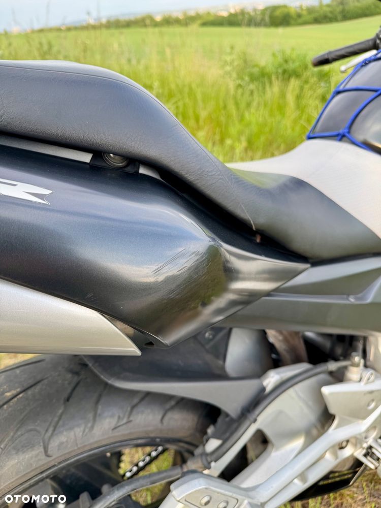 Suzuki GSR - 13