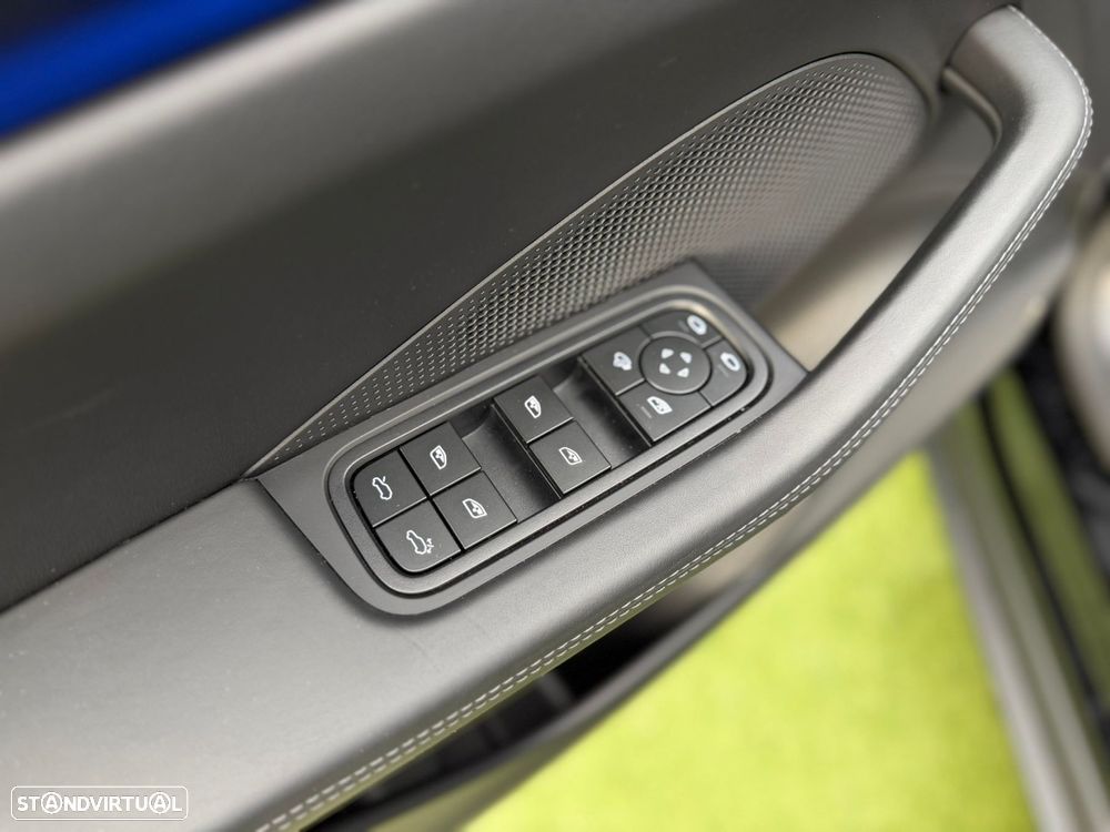 Porsche Macan Electric 4 - 21