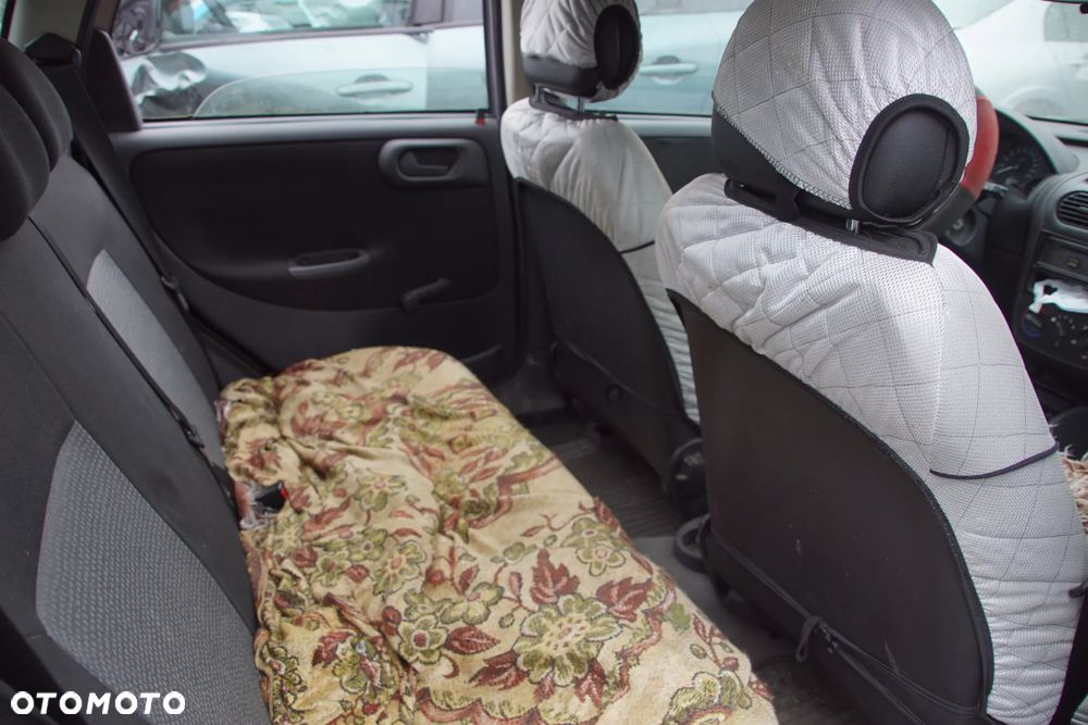 Auto na części - Opel Corsa C Lift 1.2 80 KM Z12XEP F13 4OU 2004R Silnik Skrzynia Drzwi Maska Błotnik Klapa Zderzak Lusterko Lampa Klamka Szyba Deska Kokpit Sterownik Moduł Czujnik Licznik Panel Wyświetlacz Kierownica - 16