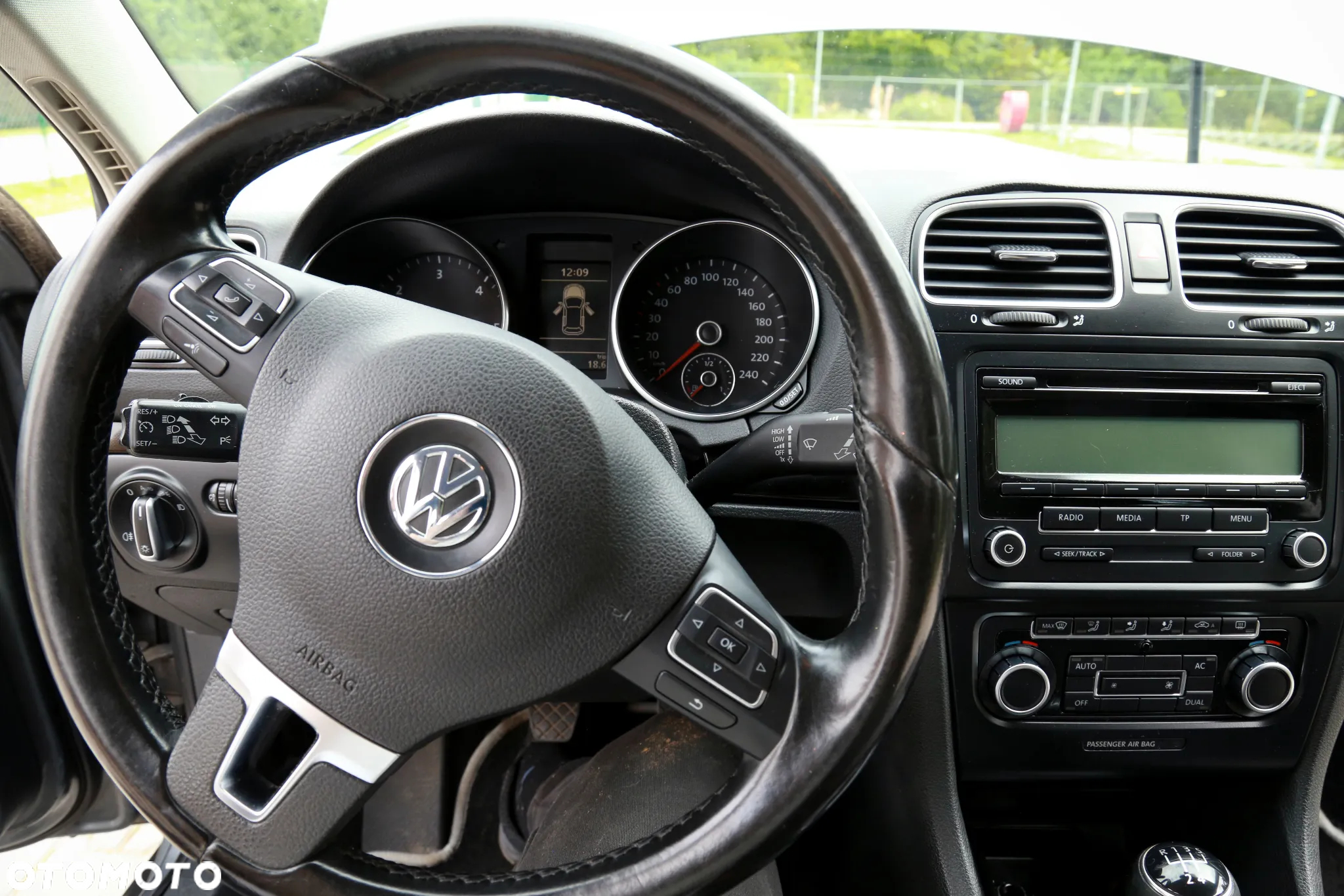 Volkswagen Golf 1.6 TDI DPF Comfortline - 23