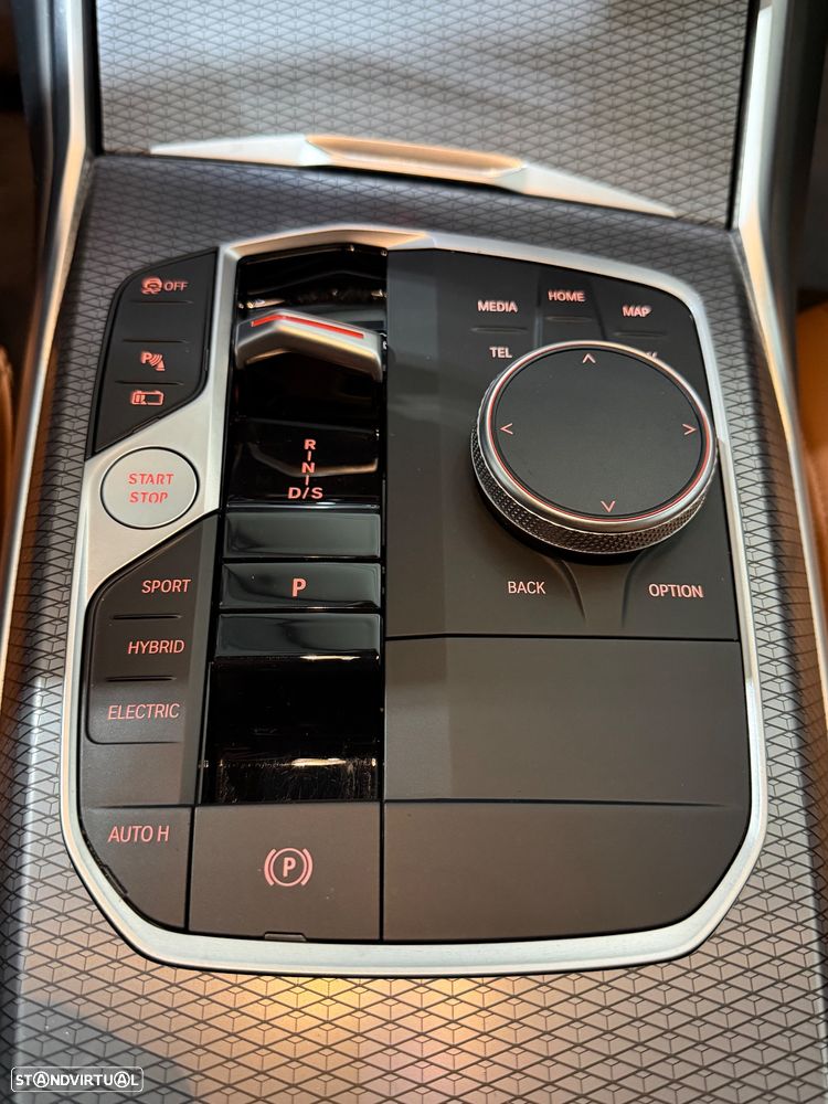 BMW 330 e Pack Desportivo M Pro Auto - 32