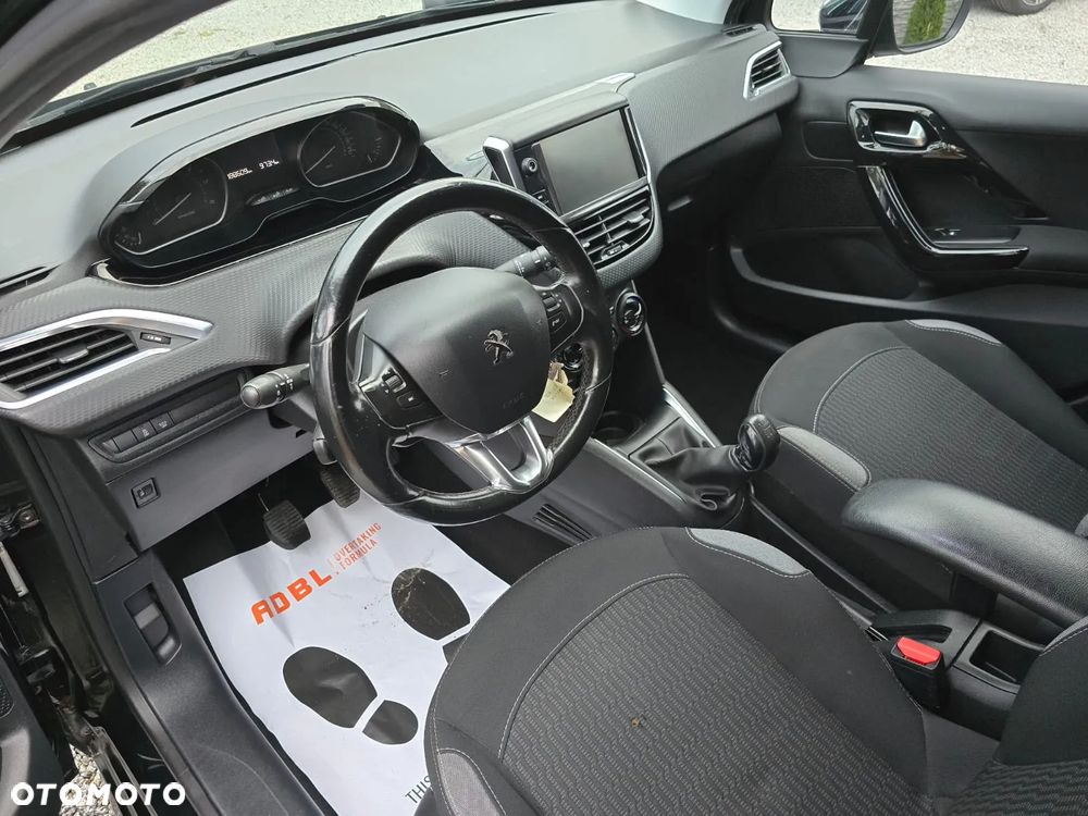 Peugeot 208 - 8