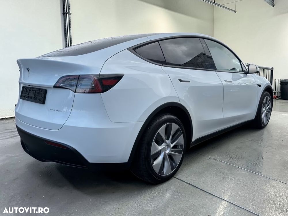 Tesla Model Y - 10