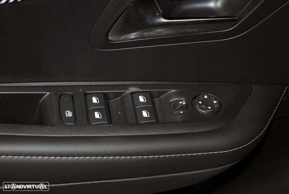 Peugeot 208 1.2 Hybrid Allure e-DCS6 - 18