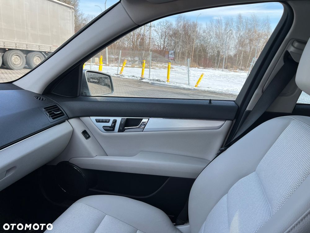 Mercedes-Benz Klasa C 180 CGI Automatik BlueEFFICIENCY Avantgarde - 15