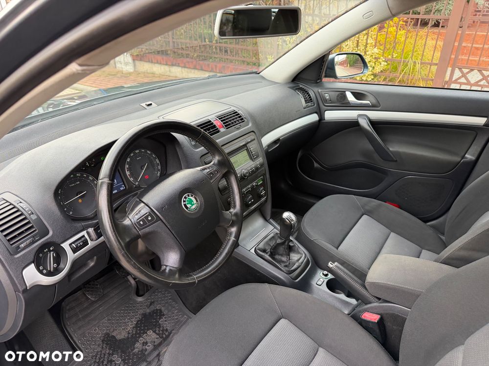 Skoda Octavia 1.6 Combi Ambiente - 33