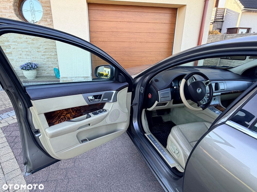 Jaguar XF 2.7 V6 Premium Luxury - 31